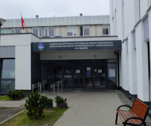 Ruszyły szczepienia służb mundurowych. W szpitalu MSWiA szczepili się policjanci, strażacy, pogranicznicy, celnicy.