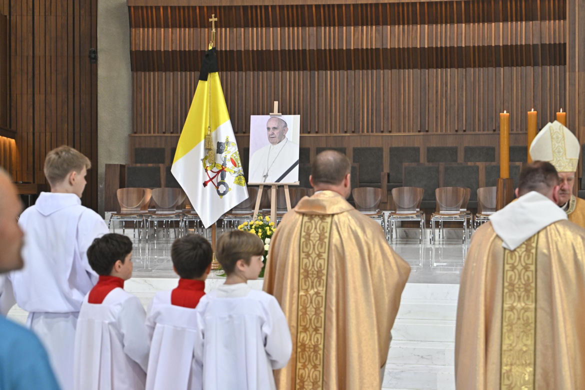 Warszawa żegna papieża Franciszka. Poruszające wpisy w Archikatedrze 