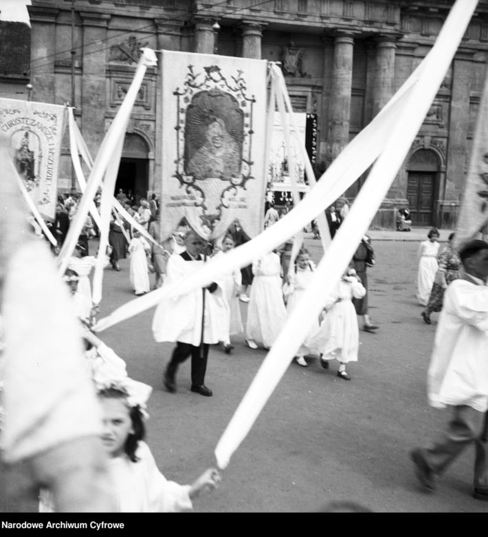 Odświętne stroje i procesja ulicami. Tak obchodzono kiedyś Boże Ciało 