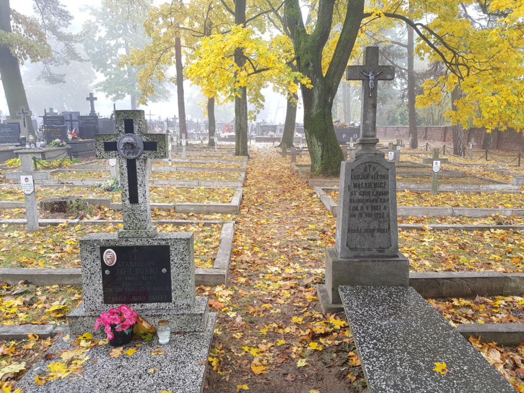 Zrobiliśmy spacer po białostockich nekropoliach. Sprawdź w jakim stanie są nagrobki historycznych postaci [ZDJĘCIA]