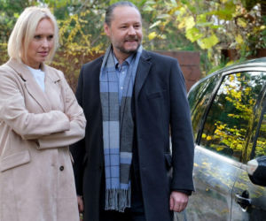 M jak miłość odc. 1920. Dorota (Iwona Rejzner), Franek (Jarosław Śmigielski), kurator Marek Osicki (Krzysztof Janczar)