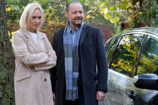 M jak miłość odc. 1920. Dorota (Iwona Rejzner), Franek (Jarosław Śmigielski), kurator Marek Osicki (Krzysztof Janczar)