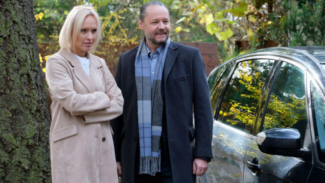 M jak miłość odc. 1920. Dorota (Iwona Rejzner), Franek (Jarosław Śmigielski), kurator Marek Osicki (Krzysztof Janczar)