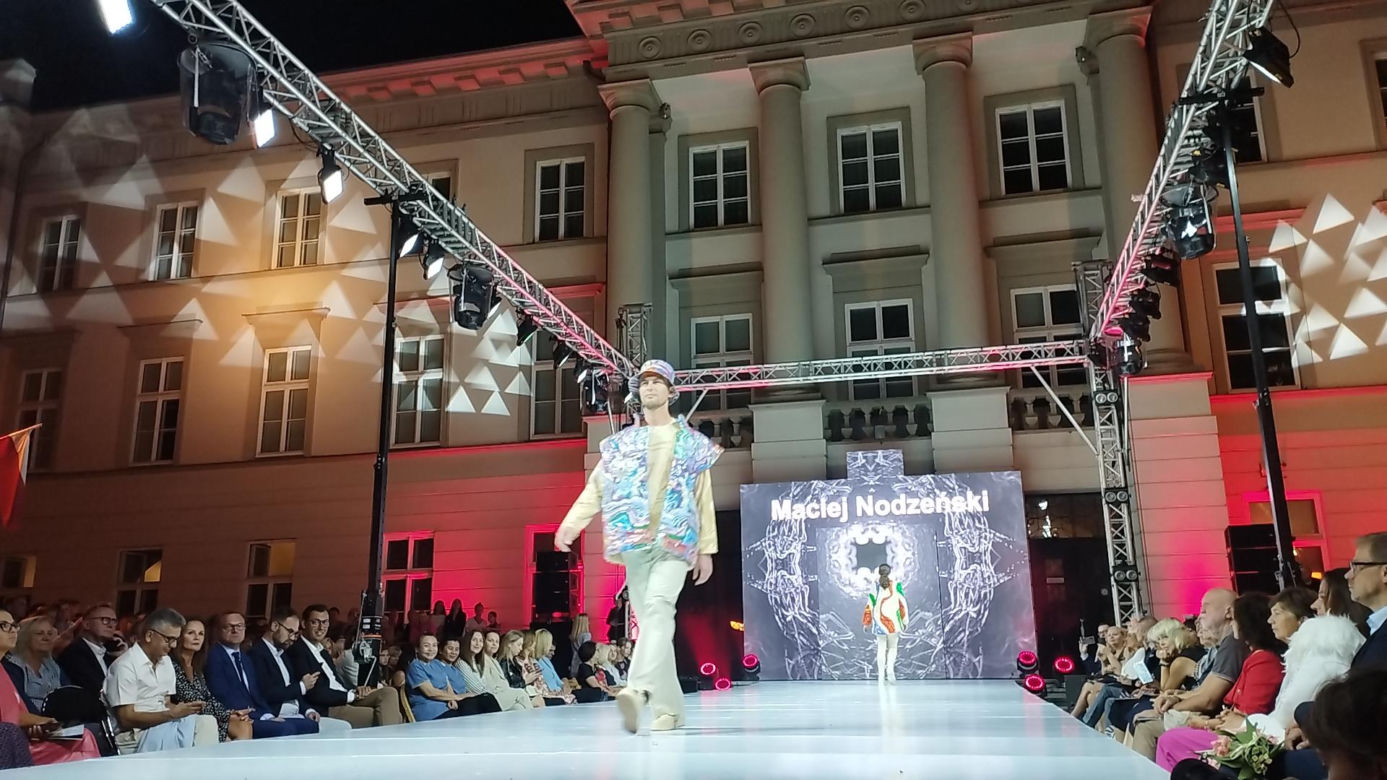 RADOM FASHION SHOW