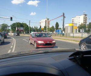 Tego jeszcze nie grali! Starszy kierowca pod prąd na rondzie Czyżyńskim