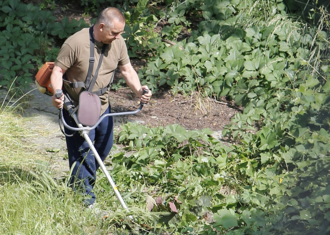 Marian Banaś podczas wiosennego koszenia trawy