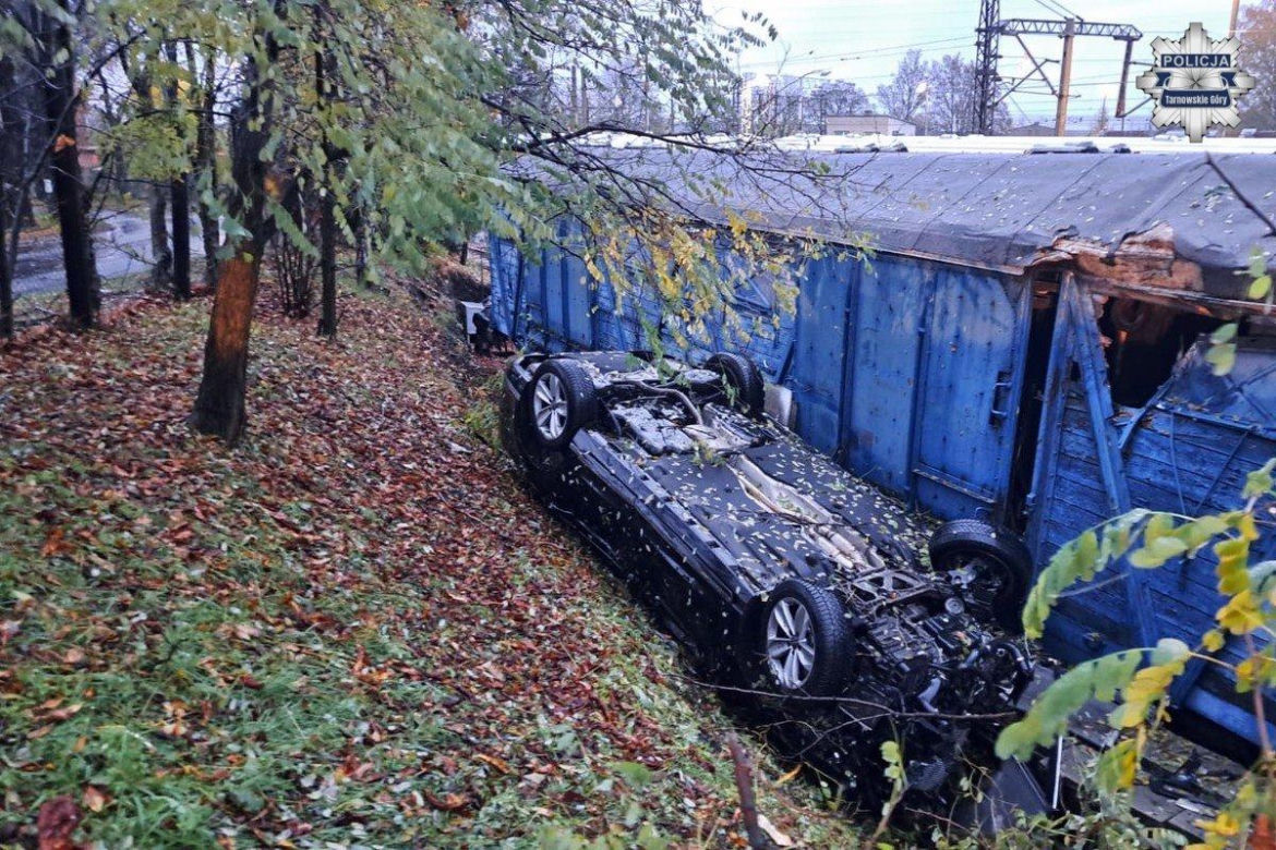 Wypadek w Tarnowskich Górach. Nietrzeźwy 18-latek wyleciał z drogi i uderzył w wagon pociągu. Jedna osoba w szpitalu