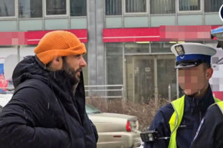 Znany aktor świadkiem kraksy w al. Niepodległości. BMW roztrzaskało zaparkowane auta