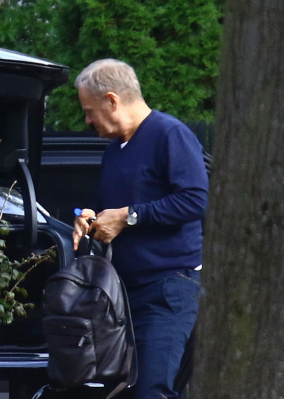 Donald Tusk obsypał żonę kwiatami