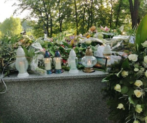 Tarnów. Ostatnie pożegnanie Karoliny Bojarskiej. Grobowiec utonął w kwiatach 