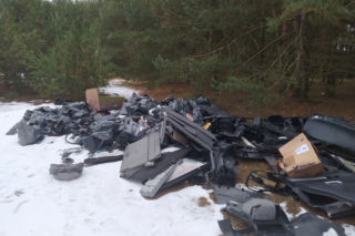 Doszli do niego po jego własnych śmieciach - 1000 zł mandatu za wyrzucenie śmieci z demontażu pojazdów