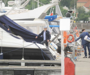 BORYS SZYC Z PARTNERKĄ WYBIERA JACHT
