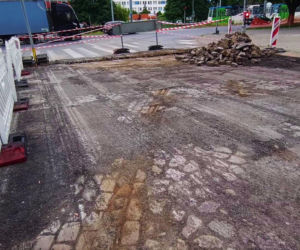 Przedwojenne torowisko tramwajowe na ul. Emilii Plater