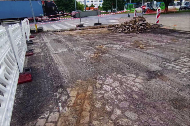 Przedwojenne torowisko tramwajowe na ul. Emilii Plater