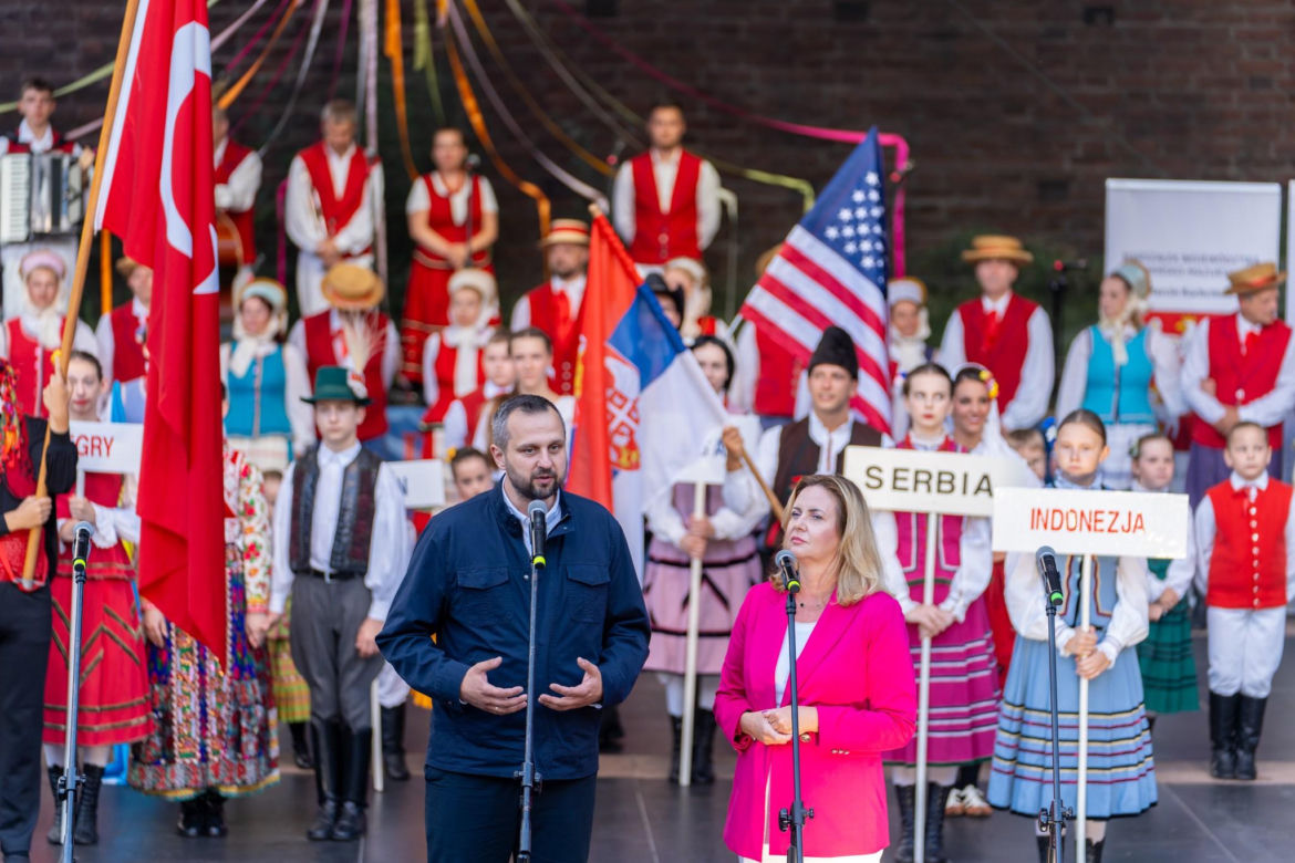 Dni Folkloru w Olsztynie 2025. Ulicami Starego Miasta przeszedł barwny korowód