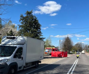 Tragiczny wypadek na DW 811 w Nowych Hołowczycach. Kierowca busa potrącił pieszą