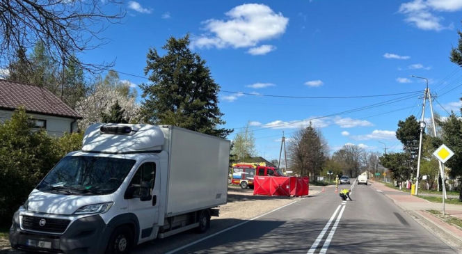 Tragiczny wypadek na DW 811 w Nowych Hołowczycach. Kierowca busa potrącił pieszą