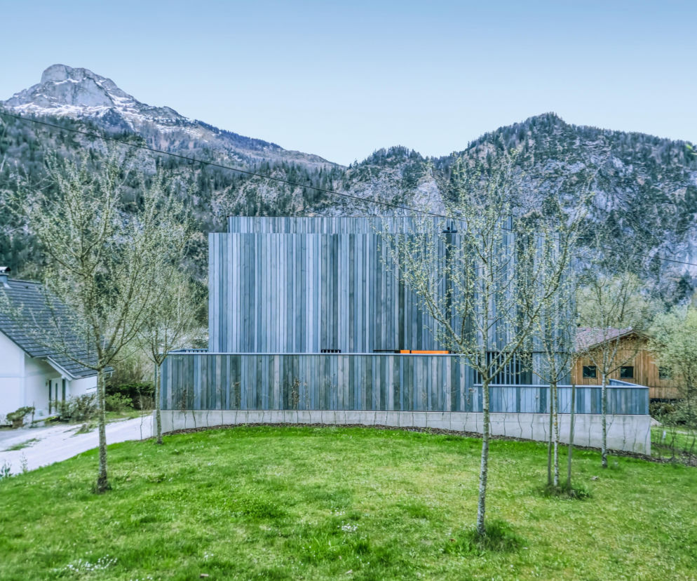 1 | Dom stapia się z sylwetą gór