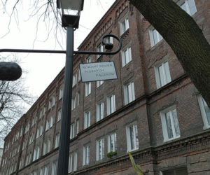 Najwytrwalsi stali od północy. Kolejka przed cukiernią na Woli