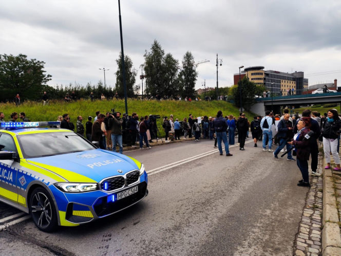 "Cichy marsz" w Krakowie po tragicznym wypadku. Zginęło młode małżeństwo