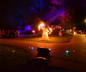 Pokaz fireshow w wykonaniu tancerzy i tancerek Teatru Ognia „Mantra” z Makowa Mazowieckiego