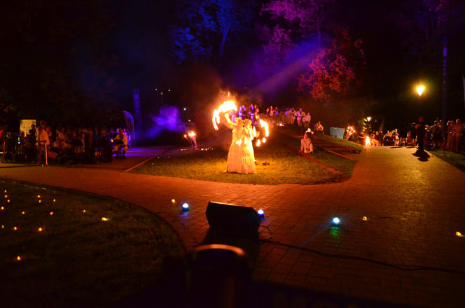 Pokaz fireshow w wykonaniu tancerzy i tancerek Teatru Ognia „Mantra” z Makowa Mazowieckiego