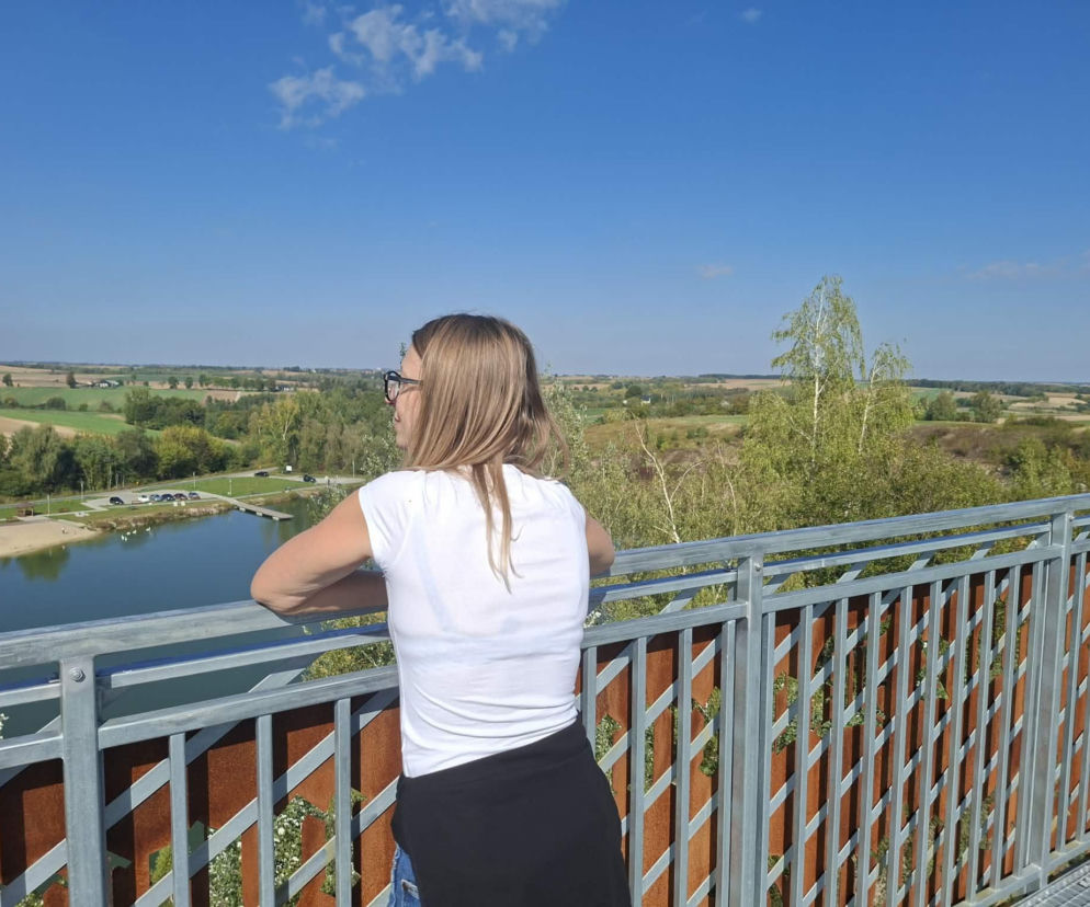 Kobieta na wieży widokowej w Karwowie patrzy na zalany kamieniołom. O nowej atrakcji przeczytasz na Eska Starachowice.