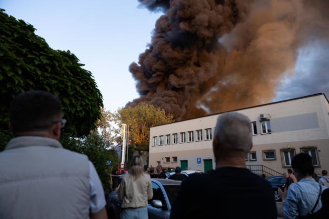 Potężny pożar w Płocku. Gęsty dym nad miastem widać z daleka
