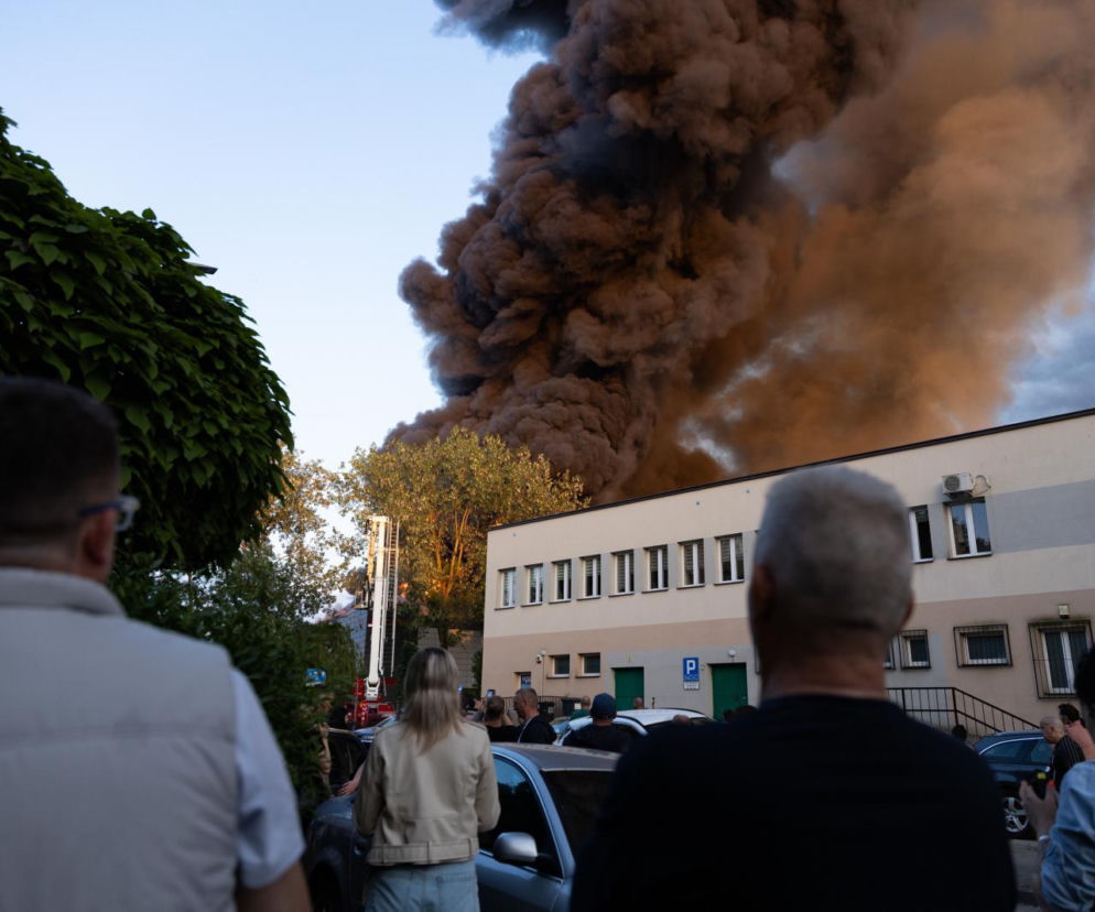 Potężna chmura dymu nad Płockiem. Służby walczą z pożarem