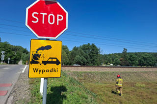 Samochód dostawczy wjechał w pociąg w Wąchocku. Są utrudnienia 