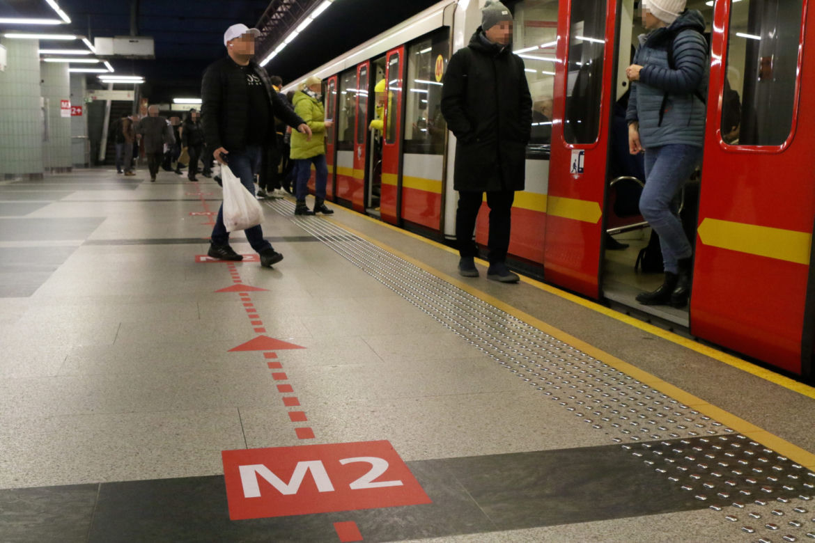 Nowe oznaczenia i tłok w metrze Świętokrzyska