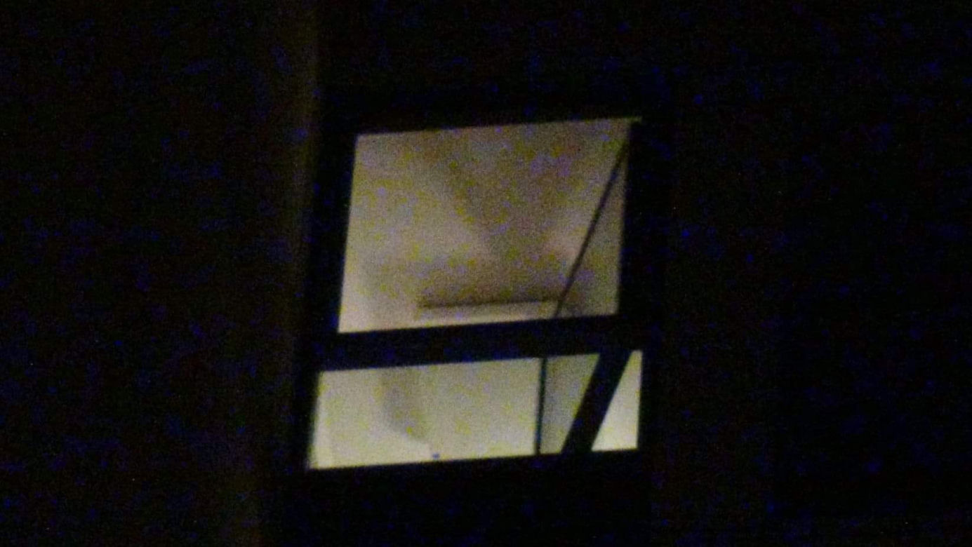 Nocna akcja na Gocławiu. Kobieta spadła z 13 piętra. Co się stało?