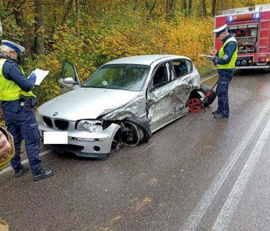 Groźny wypadek na Kaszubach. Czołowe zderzenie osobówki z dostawczakiem. Są poszkodowani