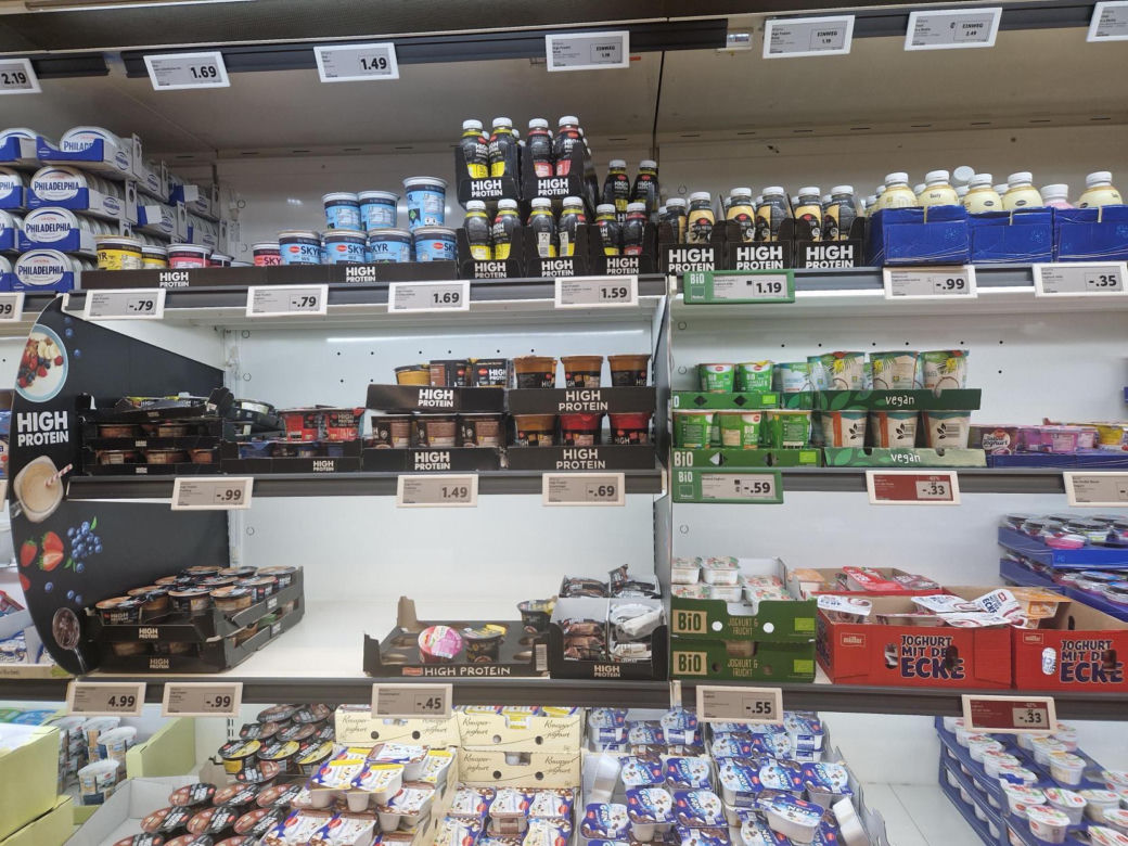 Porównaliśmy ceny w polskim i niemieckim markecie. Gdzie zarobimy tańsze zakupy na Wielkanoc? 