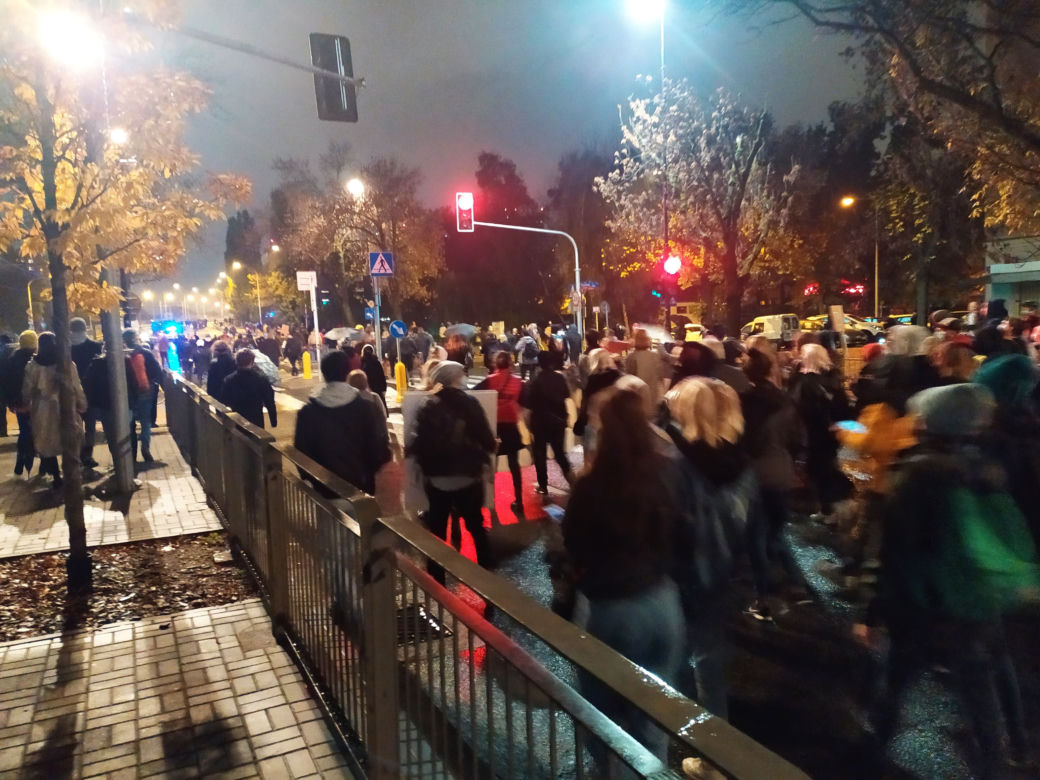 Tysiące ludzi na ulicach Warszawy. Protetsują przeciwko wyrokowi Trybunału Konstytucyjnego
