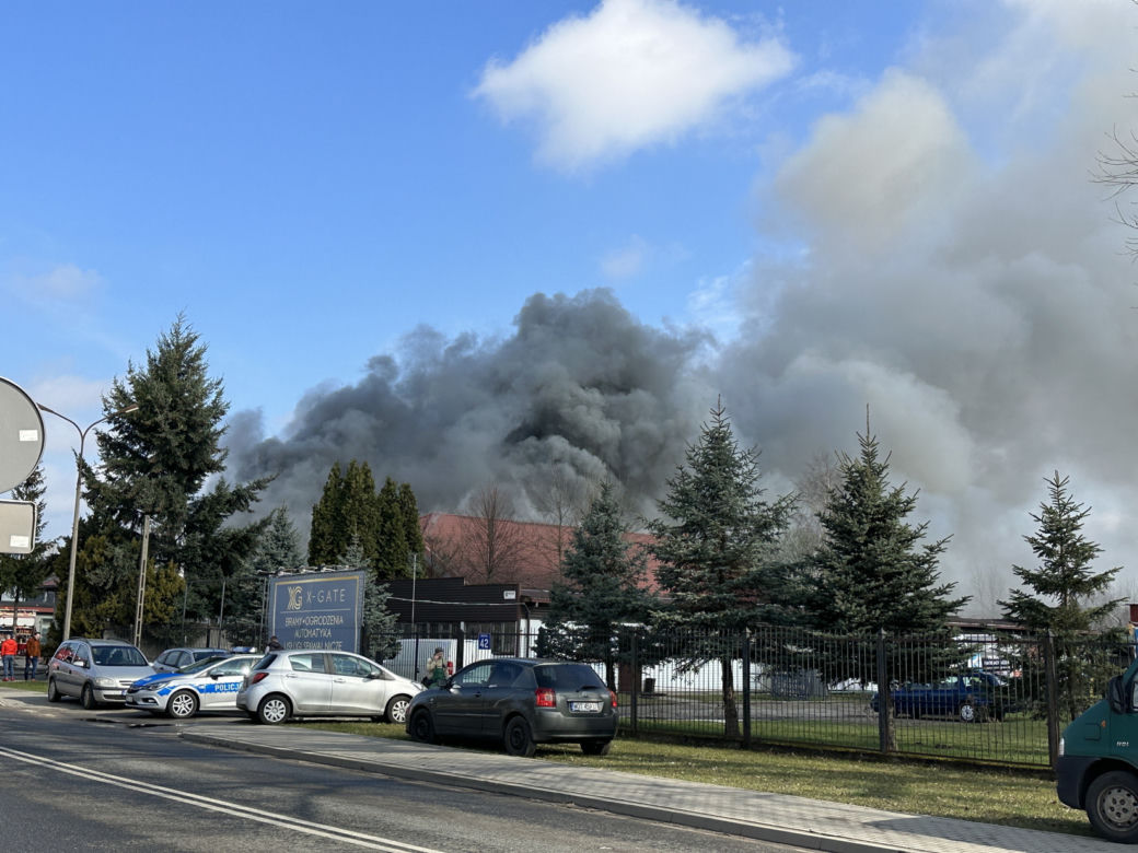 Gigantyczny pożar sali weselnej w Markach. Z ogniem walczy kilka zastępów straży pożarnej
