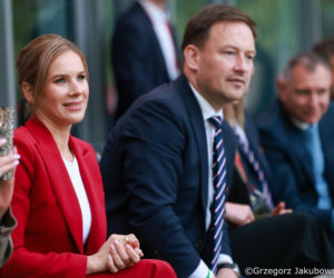 Marta Nawrocka pojawiła się na trybunach! Zachwyciła strojem w kolorze maliny