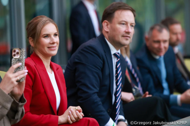 Marta Nawrocka pojawiła się na trybunach! Zachwyciła strojem w kolorze maliny