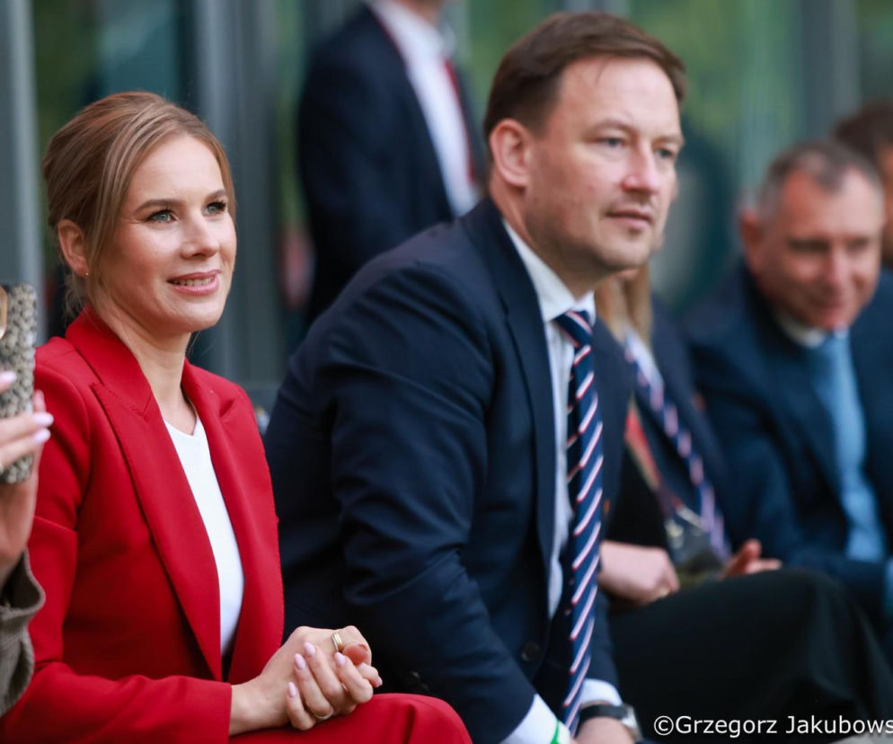 Marta Nawrocka pojawiła się na trybunach! Zachwyciła strojem w kolorze maliny