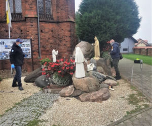 Zdewastowane figury w kościele pod Wrocławiem