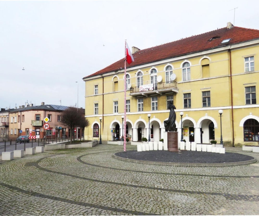 Zabytkowa kamienica i pomnik na placu w Błaszkach. O urokach tego miasta przeczytasz na Eska Łódź.