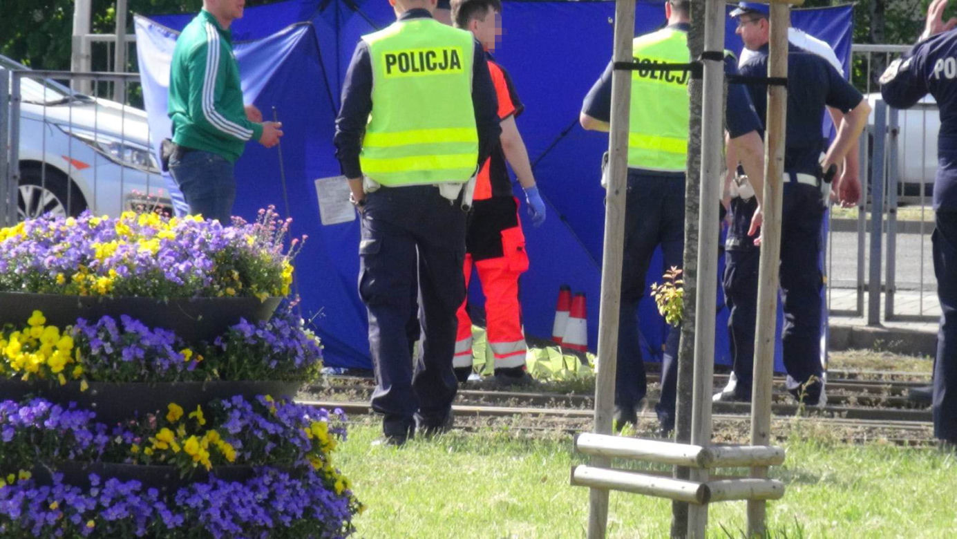 Makabryczny wypadek na Nowym Bemowie. Nie żyje mężczyzna zmiażdżony przez tramwaj