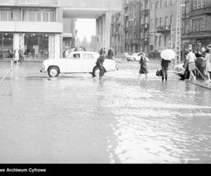 Warszawa zniknęła pod wodą! Zalane ulice i chodniki. Co tam się działo! Archiwalne zdjęcia z lat 60.