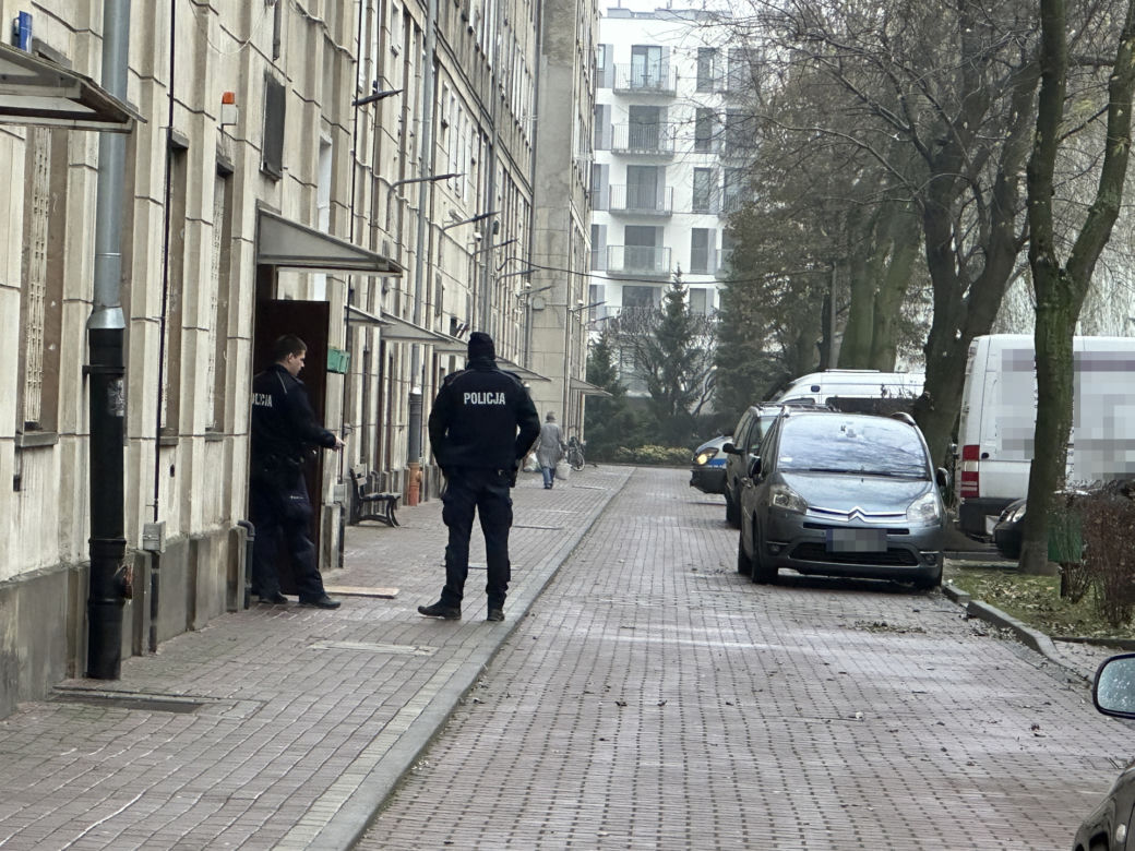 Ewakuacja w kamienicy na Pradze-Północ. Pod posadzką były pociski artyleryjskie!