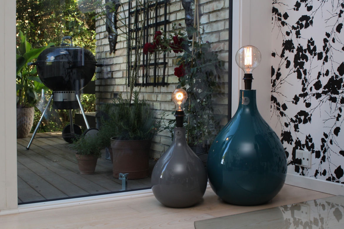 Lampy stołowe z żarówkami zamiast kloszy