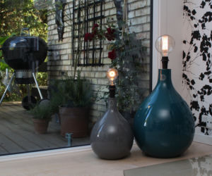 Lampy stołowe z żarówkami zamiast kloszy