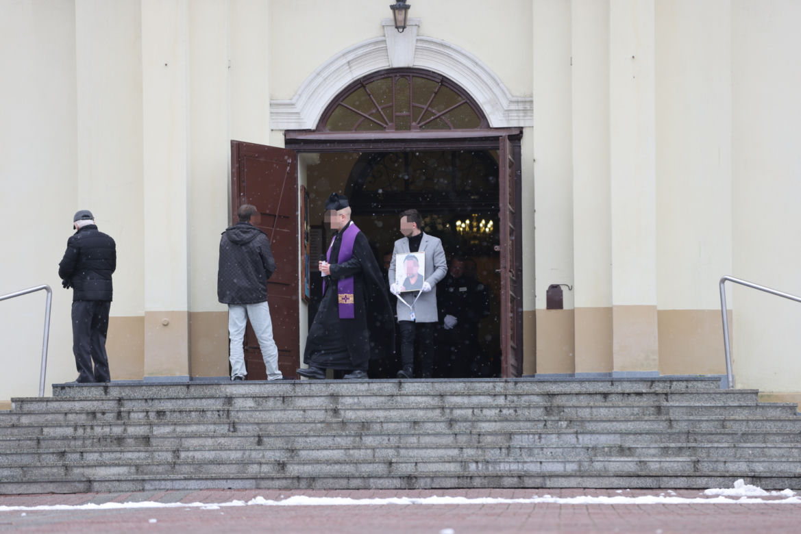 Pogrzeb dziennikarza TVN. Ciało Pawła K. jest już w kościele. Żegna go dźwięk trąbki [RELACJA Z UROCZYSTOŚCI]