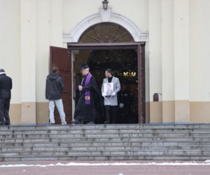Pogrzeb dziennikarza TVN. Ciało Pawła K. jest już w kościele. Żegna go dźwięk trąbki [RELACJA Z UROCZYSTOŚCI]