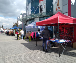 Zamość: Handel przed galerią Revia Park. Sprzedawcy przenieśli się przed galerię