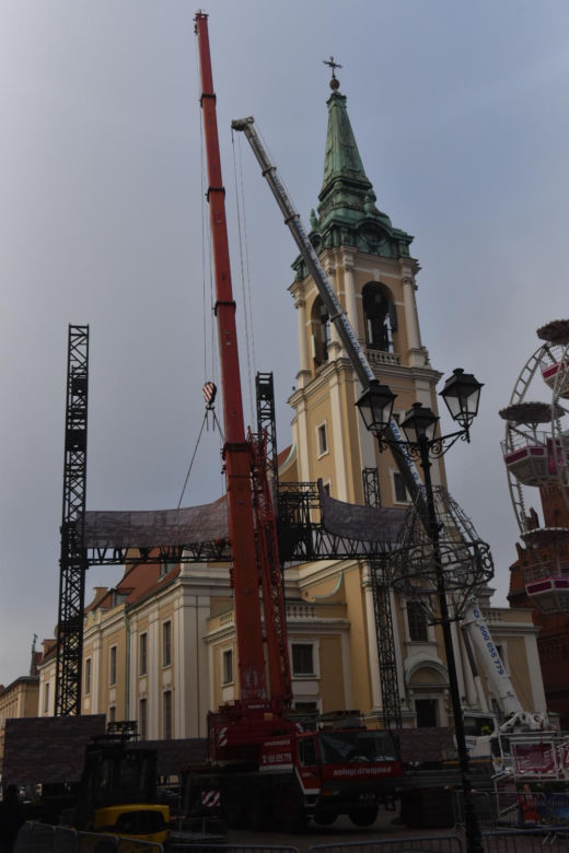 Dwa wielkie dźwigi zajęły się sceną na Sylwestra z Polsatem w Toruniu